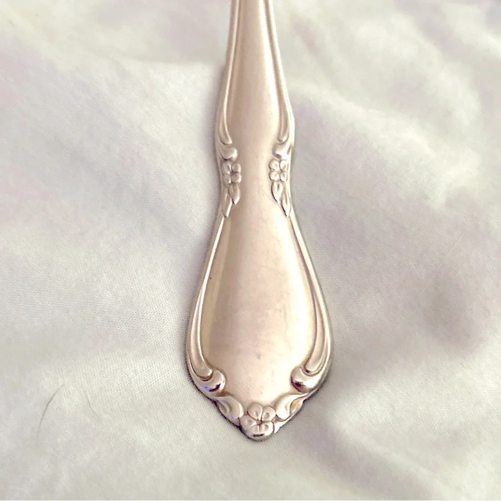 Oneida Chateau Pierced Serving Spoon 8 1/4